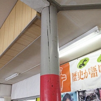 明治の木造駅舎残る津軽新城駅、待合室の大黒柱