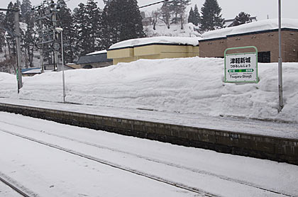 JR奥羽本線・津軽新城駅、雪に埋もれるホームと駅名標