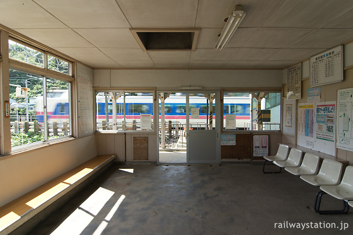 奥羽本線・鶴形駅の木造駅舎、広めの待合室