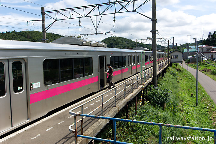 JR東日本・奥羽本線、鶴形駅に入線した701系電車