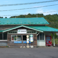 開業の大正9年築の木造駅舎が現役、羽越本線・羽後亀田駅