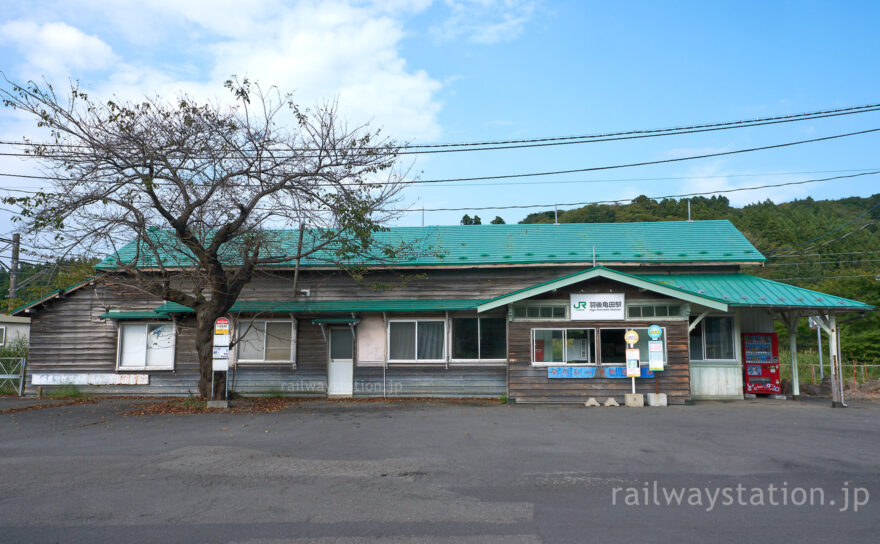 開業の大正9年築の木造駅舎が現役、羽越本線・羽後亀田駅