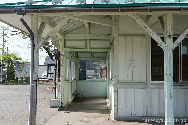 羽越本線・羽後亀田駅、庇など昔ながらの造りを残す木造駅舎