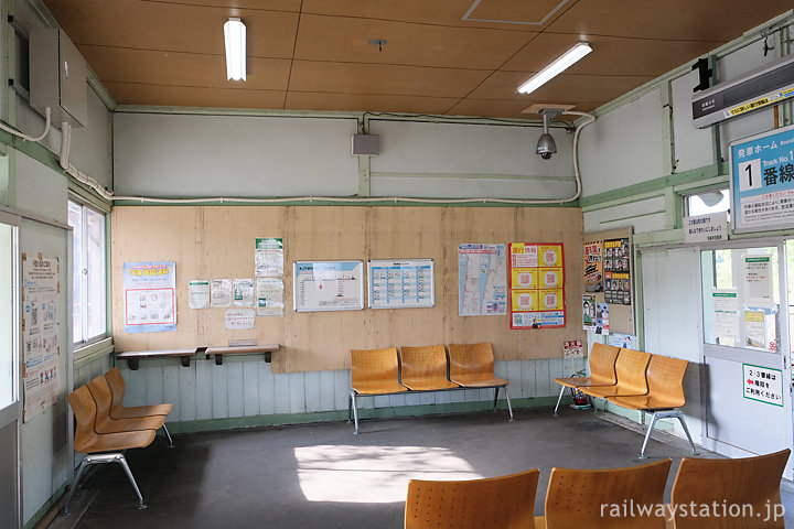 羽越本線・羽後亀田駅待合室