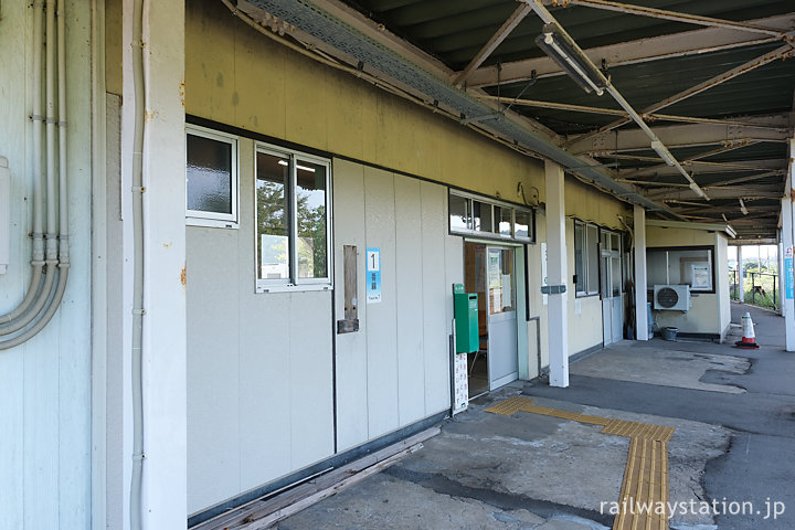 羽越本線・羽後亀田駅の木造駅舎ホーム側