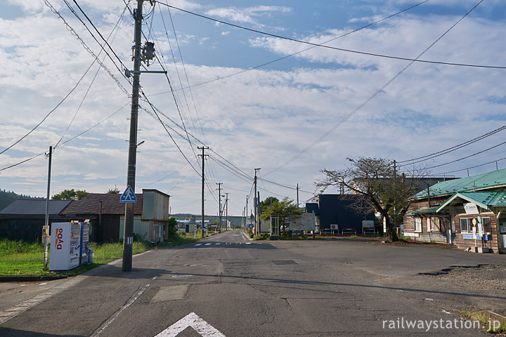 秋田県由利本荘市の羽後亀田駅、寂れた感のあるひっそりとした駅前