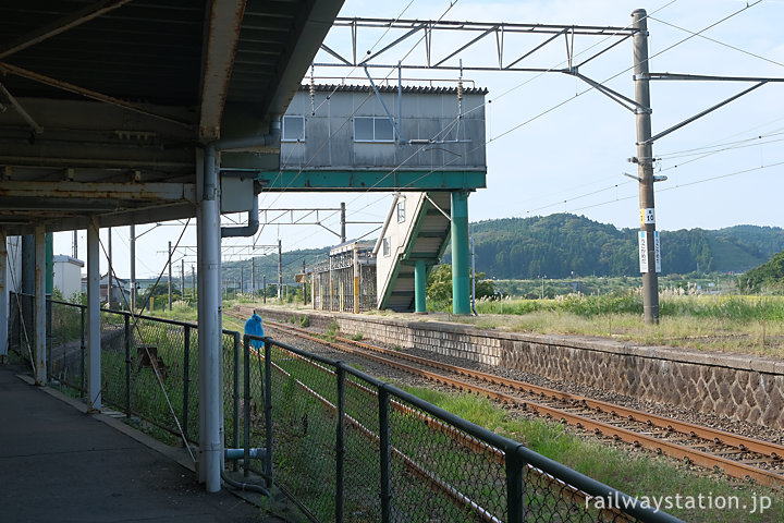 羽越本線・羽後亀田駅、閉鎖された島式ホーム
