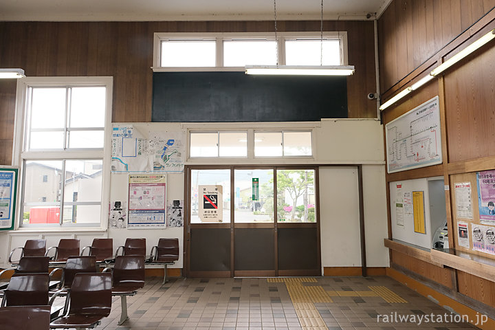 石巻線・渡波駅の木造駅舎、古さ残す待合室