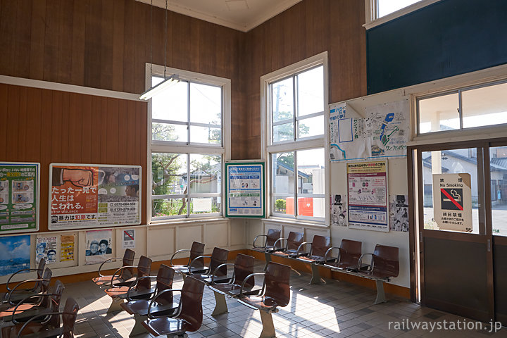 石巻線・渡波駅の木造駅舎、縦長の窓