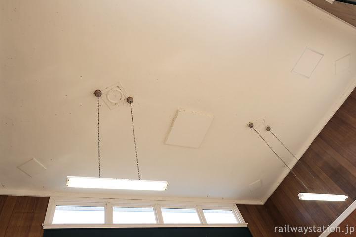 木造駅舎残る石巻線・渡波駅、待合室天井の装飾