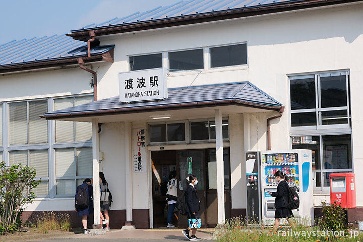 石巻線、石巻市にある渡波駅、朝の通学時間帯