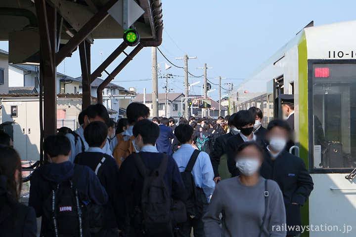 石巻線・渡波駅、朝の通勤通学時間帯で賑わう上り列車