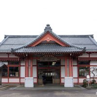 弥彦線・弥彦駅、彌彦神社を模した大正築の和風木造駅舎