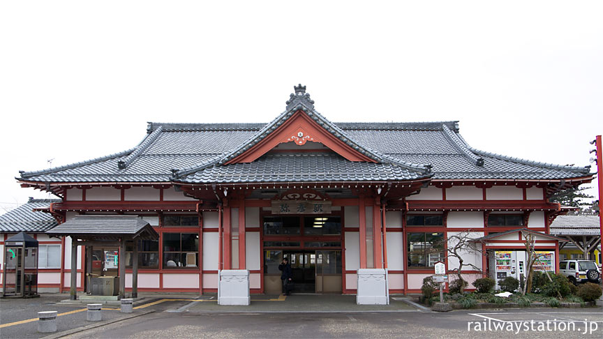 弥彦線の終点・弥彦駅、社殿風木造駅舎