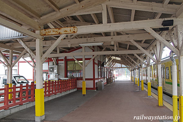 弥彦線・弥彦駅、古い木造上屋に広めのホーム。