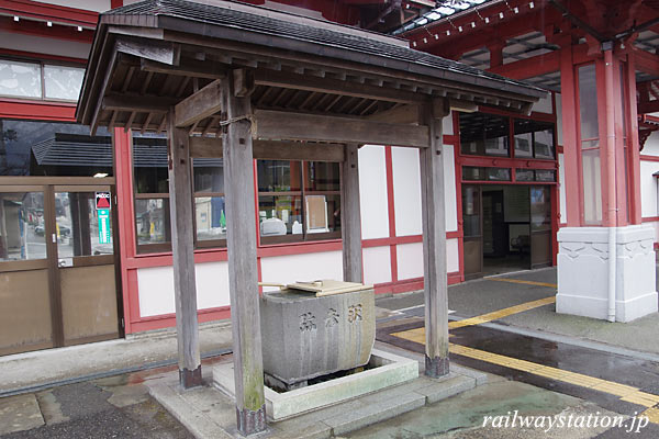 弥彦駅・社殿風の駅舎前には手水舎まで