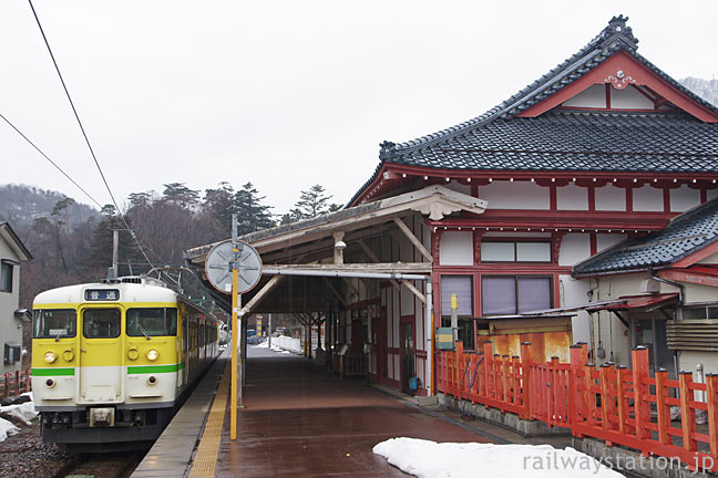 終点・弥彦駅に停車する「弥彦色」の115系電車