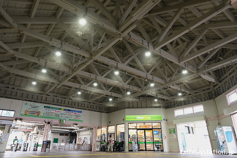 JR横須賀線・横須賀駅の木造駅舎、コンコースの大屋根