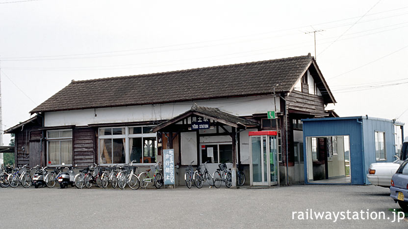 八高線・用土駅、使用停止となった木造駅舎が残る。横には仮駅舎