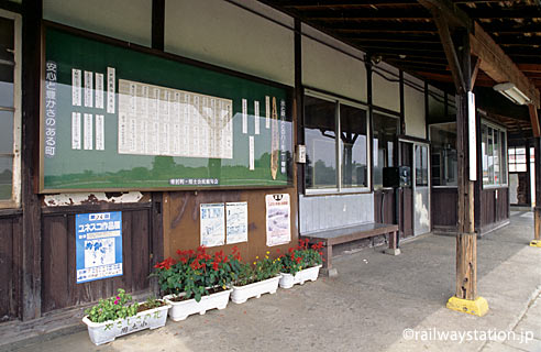 JR東日本・八高線・用土駅、木造の旧駅舎。壁に俳句が掲示されている。