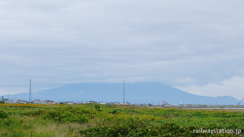 海側の抜海市街地と背後にそびえる利尻島・利尻富士