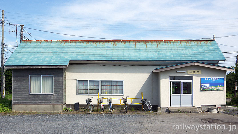 宗谷本線・抜海駅、大正13年に建てられた最北の木造駅舎