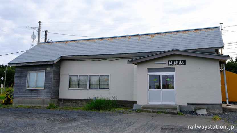 宗谷本線、最北の無人駅で木造駅舎がある駅として人気の抜海駅