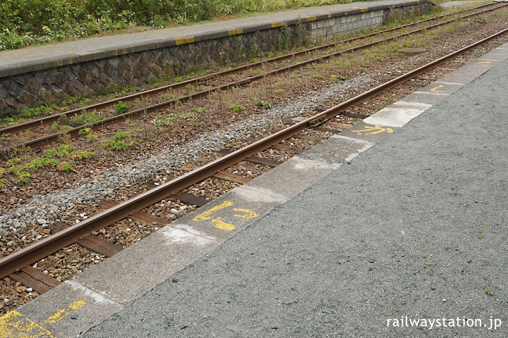 宗谷本線・抜海駅ホーム、ペンキによる「たしかに」の書き込み