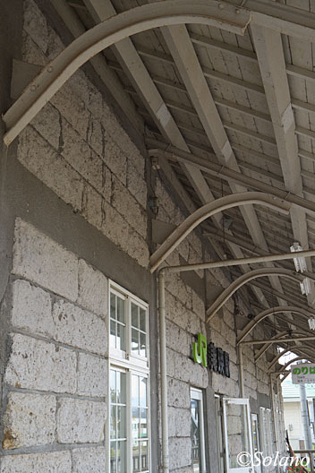 富良野線・美駅駅、軒柱の古レール