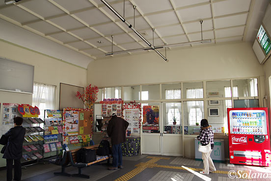 JR北海道・富良野線・美瑛駅、待合室がある駅舎内部