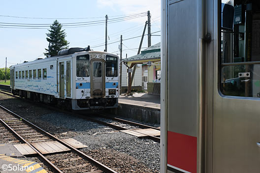 単線の根室本線 (花咲線)・茶内駅ですれ違うキハ54