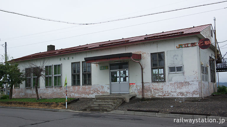 昭和28年(1953年)築の木造駅舎、函館本線・江部乙駅