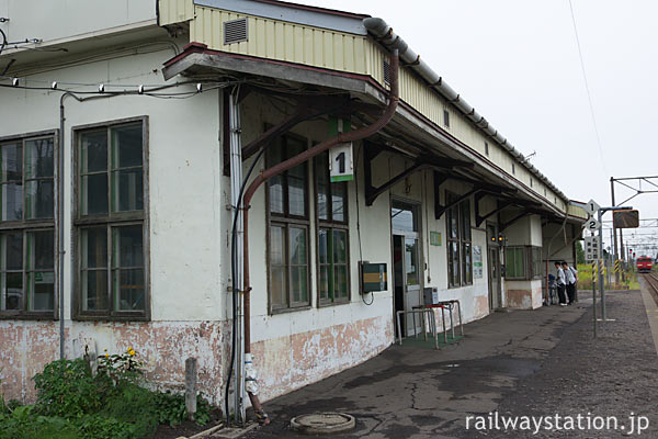 函館本線・江部乙駅の木造駅舎、縦長の二重窓が北海道らしさ感じる