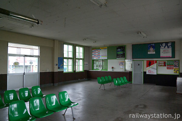 函館本線・江部乙駅、広い待合室