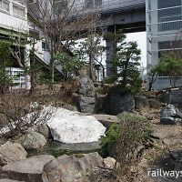 深川駅 (JR北海道・函館本線・留萌本線)～国鉄形駅舎に添えられた池庭～