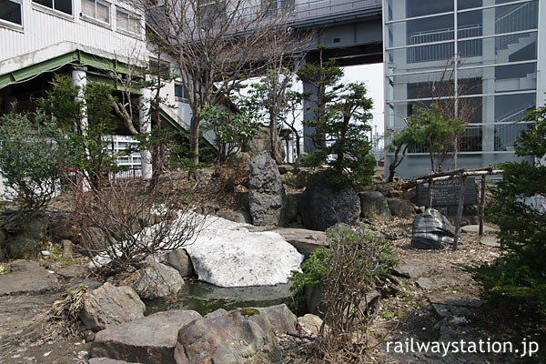 JR函館本線・留萌本線・深川駅、駅舎横の池のあるミニ庭園