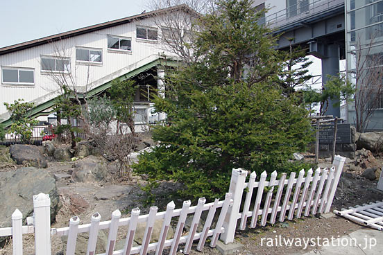 JR北海道・函館本線・留萌本線の深川駅、駅舎横の庭園風の一角