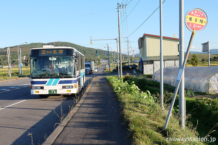 東六線駅近くのバス停留所・東6線と道北バス