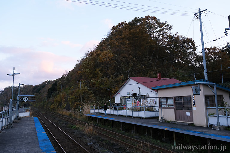 函館本線・本石倉駅、下りホーム待合室と背後の郵便局