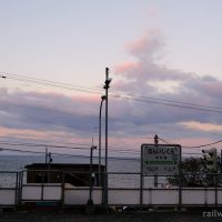 函館本線・本石倉駅、ホームから夕暮れの海と空を見渡す