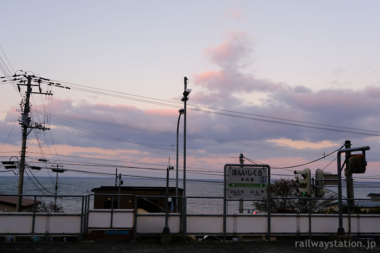 函館本線・本石倉駅、ホームから夕暮れの海と空を見渡す