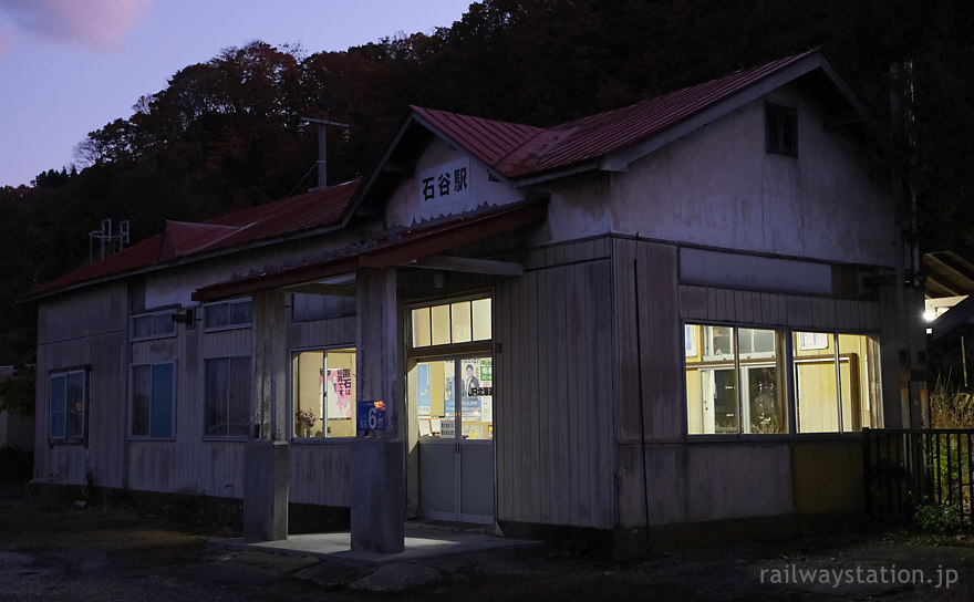 函館本線・廃止予定の石谷駅、立派な木造駅舎が残る