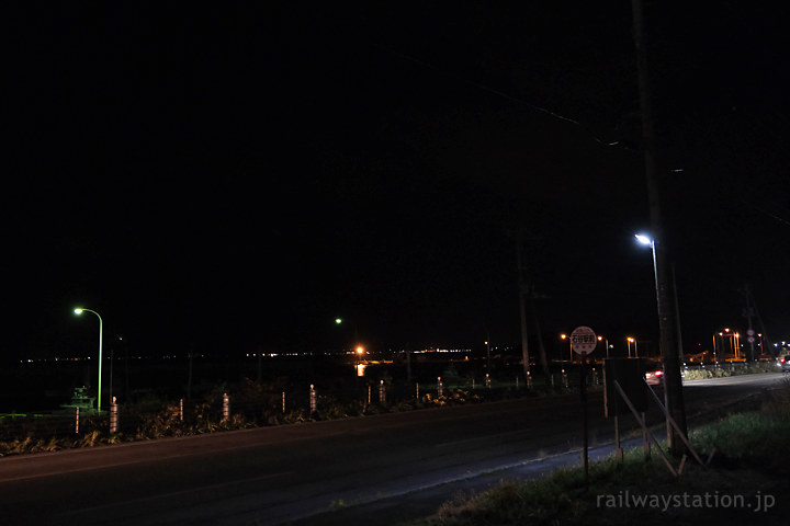 函館本線・石谷駅前、これから海の向こうの灯りの中の森駅前へ
