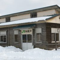 糸魚沢駅(JR北海道・根室本線(花咲線))～個性的な屋根の木造駅舎～