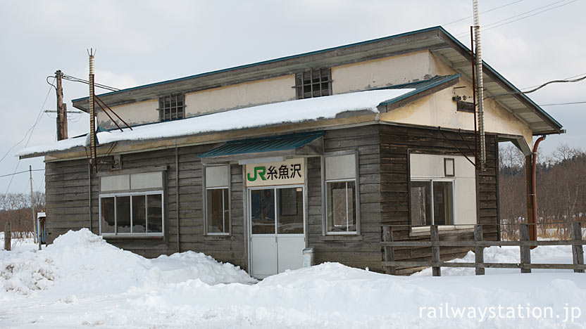 厚岸町、根室本線(花咲線)、屋根が個性的な糸魚沢駅の木造駅舎