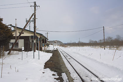 根室本線(花咲線)、雪に包まれた糸魚沢駅プラットホーム