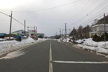 厚岸町、根室本線(花咲線)・糸魚沢駅、駅前の集落と国道44号線