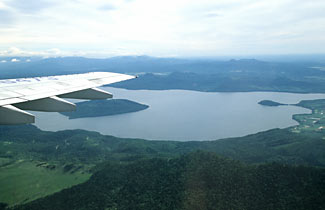 女満別空港着陸直前、屈斜路湖を見下ろす
