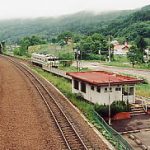 JR北海道・石勝線・楓駅、早朝、3番ホームから出発する1日1本の列車