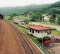 JR北海道・石勝線・楓駅、早朝、3番ホームから出発する1日1本の列車